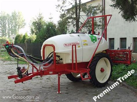 opryskiwacz ciągany Bury Pelikan w polu