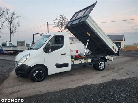 Zdjęcie przedstawiające Renault Master wywrotkę na placu budowy
