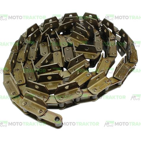 zbliżenie na łańcuch przenośnika rozrzutnika obornika Leboulch podczas konserwacji