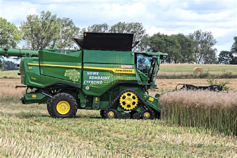 Galeria zdjęć różnych modeli kombajnów zbożowych (Claas, John Deere, New Holland, Bizon)