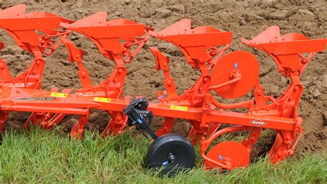 Thematic photo of KUHN MASTER 123 plow working in a field