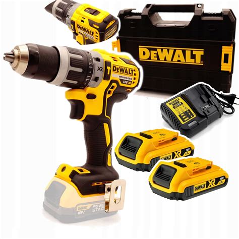 Wiertarko-wkrętarki marek JCB i DeWalt obok siebie