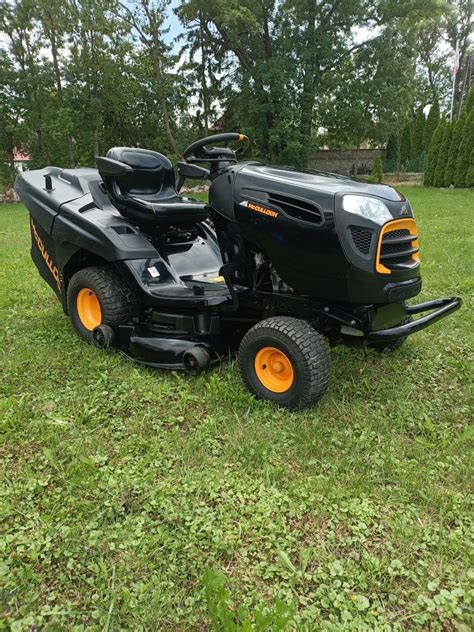 Traktorek ogrodowy McCulloch M200-107TC w akcji koszenia