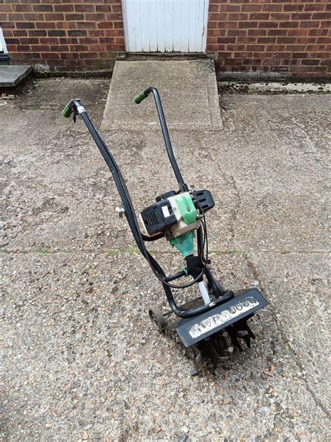 Thematic photo of the Handy SG60-166L petrol tiller working in a garden