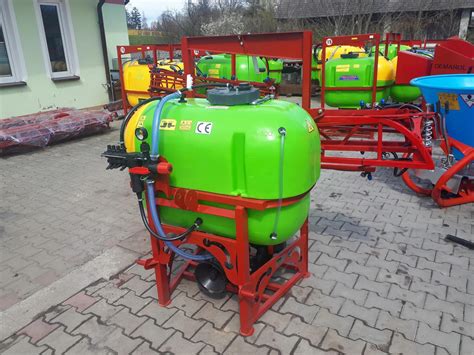 Tematyczne zdjęcie opryskiwacza polowego Demarol 300l w akcji na polu