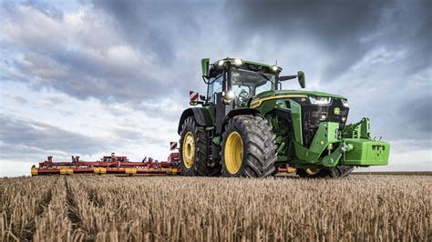 John Deere 8RX z agregatem uprawowym na polu