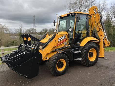 Zdjęcie przedstawiające koparko-ładowarkę JCB 3CX podczas pracy na placu budowy