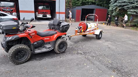 Quad z przyczepką wywrotką w akcji