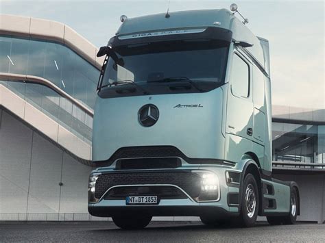 Wnętrze kabiny Mercedes-Benz Actros L BigSpace z widocznym ergonomicznym kokpitem, płaską podłogą i przestrzenią mieszkalną