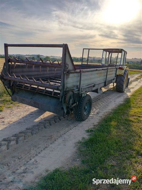 Tematyczne zdjęcie rozrzutnika obornika Agromet N219 w polu