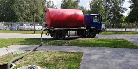 nowoczesny beczkowóz do wywozu szamba w akcji