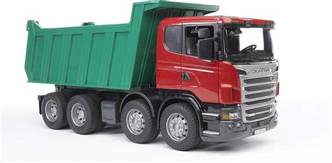 Zdjęcie wysokiej jakości modelu betoniarki Bruder Scania R z boku, ukazujące szczegóły kabiny i bębna.