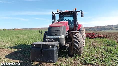Ciągnik rolniczy Case IH podczas pracy w polu