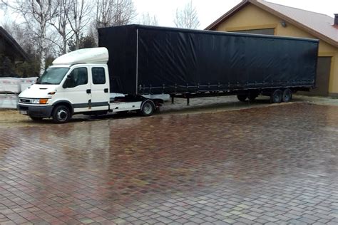 zdjęcie ciągnika siodłowego Iveco Daily z naczepą podczas pracy