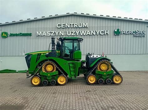 Zdjęcie przedstawiające ciągnik gąsienicowy John Deere 8370RX współpracujący z szerokim siewnikiem DB60 na polu w USA.