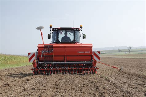 Diagram showing the two types of seed coulters available for Kuhn Premia series: single-disc and Suffolk coulters.