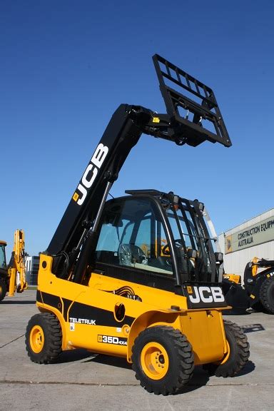 Zdjęcie wózka teleskopowego JCB TLT35D 4x4 z widocznym ramieniem teleskopowym i kabiną operatora.