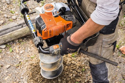 Zdjęcie wiertnicy spalinowej Stihl BT 131 z widocznym systemem bezpieczeństwa QuickStop