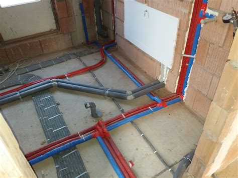 Minikoparka w trakcie wykonywania wykopów pod instalacje wodno-kanalizacyjne
