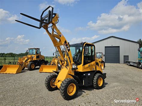 Zdjęcie przedstawiające ładowarkę kołową Komatsu WA320 w trakcie pracy na placu budowy