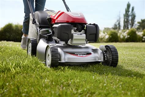 Tematyczne zdjęcie kosiarki Honda HRG 466 SKEP w akcji