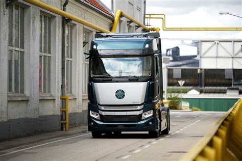 Nowy ciągnik siodłowy Steyr eTopas 600 z logo Steyr Automotive na europejskich drogach