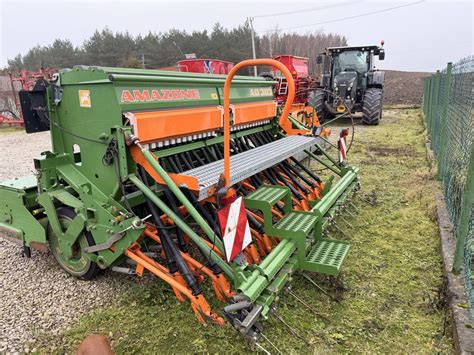 Zdjęcie przedstawiające agregat uprawowo-siewny marki Amazone w trakcie pracy w polu