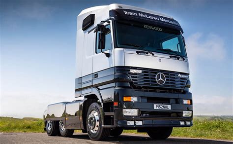Schematyczny przekrój kabiny Mercedes-Benz Actros MP1 z podkreśleniem komfortu i ergonomii dla kierowcy.