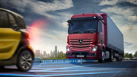 Animacja pokazująca działanie systemu Active Brake Assist w Mercedes-Benz Actros MP3.