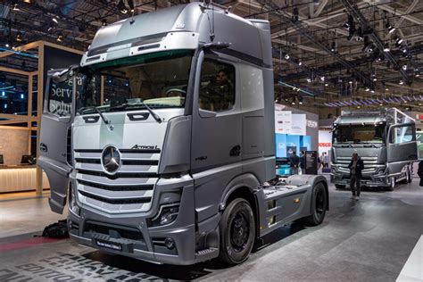 Porównanie aerodynamiki nadwozia Actros MP3 i MP4, z zaznaczeniem obszarów poprawy.