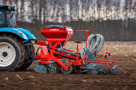 Zbliżenie na mechanizm rolki wysiewającej z różnymi rodzajami oczek