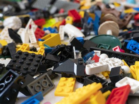 Zdjęcie przedstawiające trwałe i bezpieczne klocki LEGO.