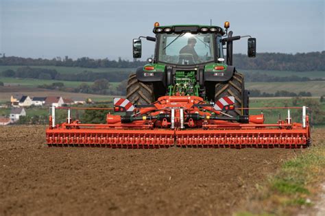 Zdjęcie przedstawiające serię bron wirnikowych Rotavator 600 w akcji