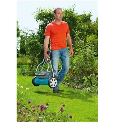 Ergonomiczny uchwyt i duże koła kosiarki GARDENA Comfort 400 C