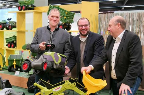 Zdjęcie rodziny Franz Schneider przy produkcji zabawek Rolly Toys