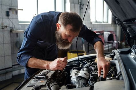 Mechanik pracujący nad regeneracją mostu napędowego