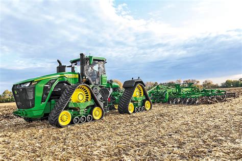 Ciągnik John Deere 9RX 830 pracujący z kultywatorem.