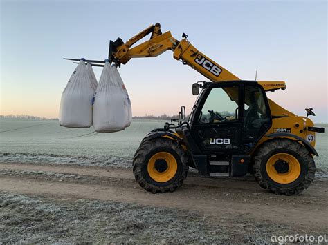 zdjęcie ładowarki JCB Agri w pracy z widocznymi systemami bezpieczeństwa