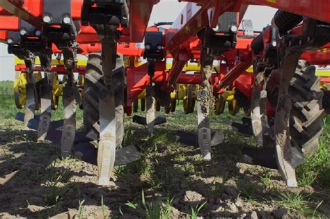 Zbliżenie na mechanizm regulacji ramy kultywatora konnego z widocznym luzem na osi koła