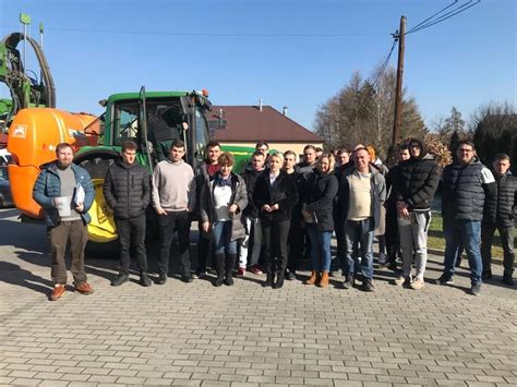 zdjęcie uczestników szkolenia praktycznego z opryskiwaczem w tle