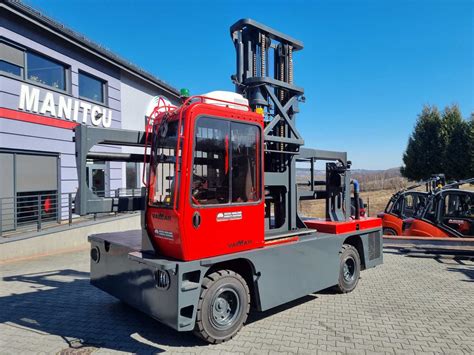 Zdjęcie wózka widłowego bocznego (SideLoader) transportującego długie profile