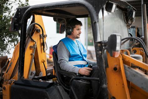 Mobilny serwisant naprawia maszynę budowlaną Bomag na placu budowy.