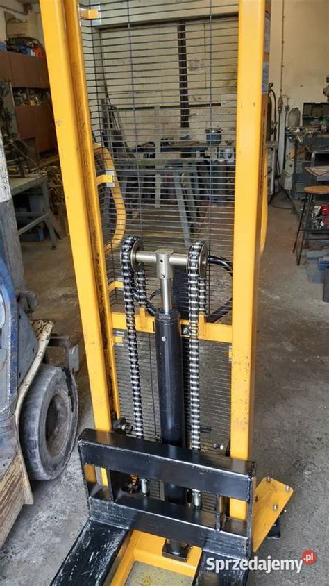 Wózek wysokiego podnoszenia w akcji w magazynie