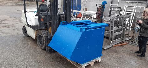 Przykłady akcesoriów do wózków widłowych: kontener wywrotny, ramię dźwigowe