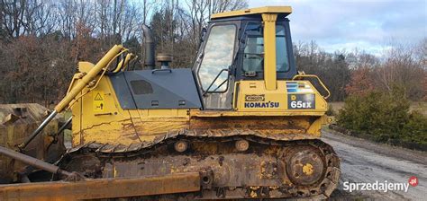 Galeria zdjęć różnych modeli maszyn Komatsu (koparka, ładowarka, spycharka) z zaznaczonymi obszarami, gdzie stosowane są oferowane części.