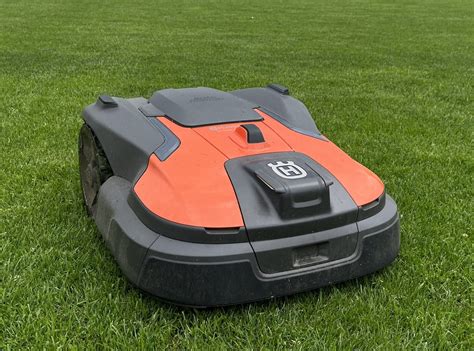 Robot koszący pracujący na boisku piłkarskim