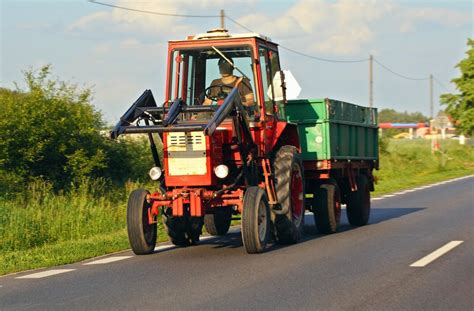 infografika przedstawiająca podstawowe wymagania techniczne dla ciągnika rolniczego w ruchu drogowym