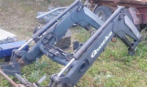 Ładowacz czołowy Quicke Q serii zamontowany na ciągniku w polu