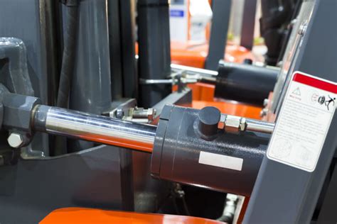 zdjęcie przedstawiające kontrolę poziomu oleju hydraulicznego w wózku widłowym