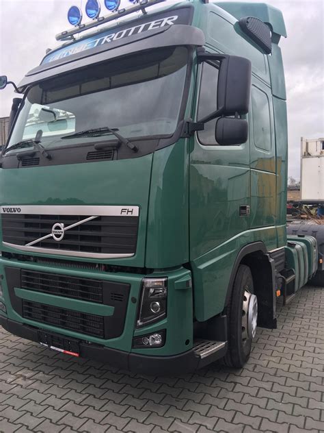 Zdjęcie wnętrza kabiny Volvo FH 12 z elementami wyposażenia